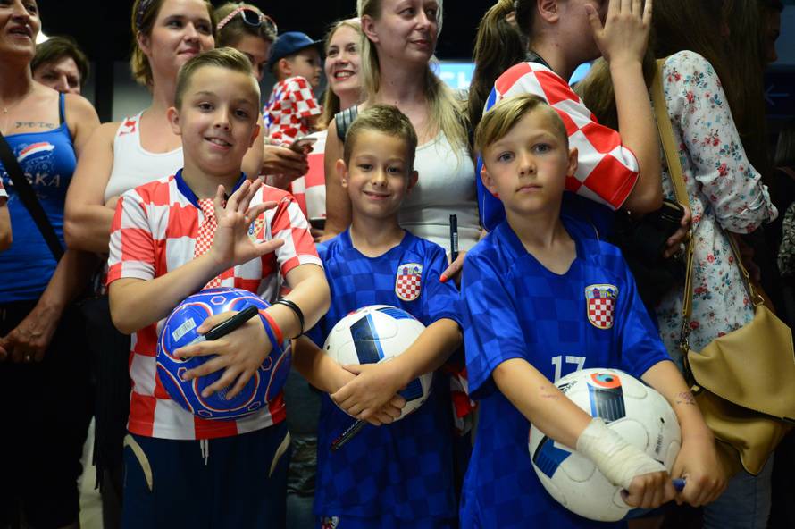 Tisuće ljudi dočekale 'vatrene'! Navijači skandirali Anti Čačiću