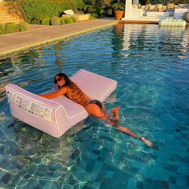 FOTO Koja ljepotica!  Naomi Campbell pozirala u badiću na luksuznom imanju u Ibizi...