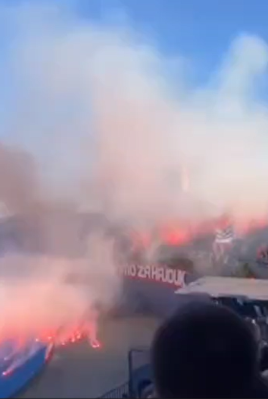 SKANDALOZNO Torcida je gađala bakljama navijače na zapadu: 'Skoro su ga u glavu pogodili!'