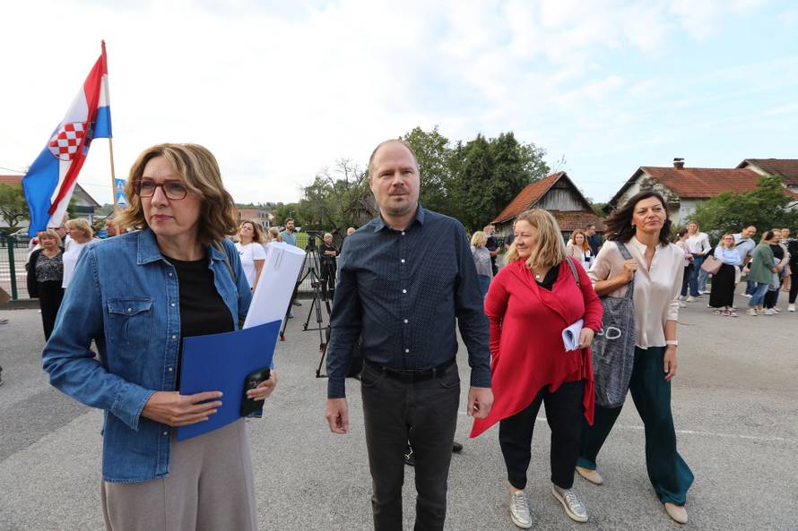 Zagreb: Prosvjed roditelja i djece Donjeg Dragonošca koja nastavu pohađaju u vatrogasnom domu