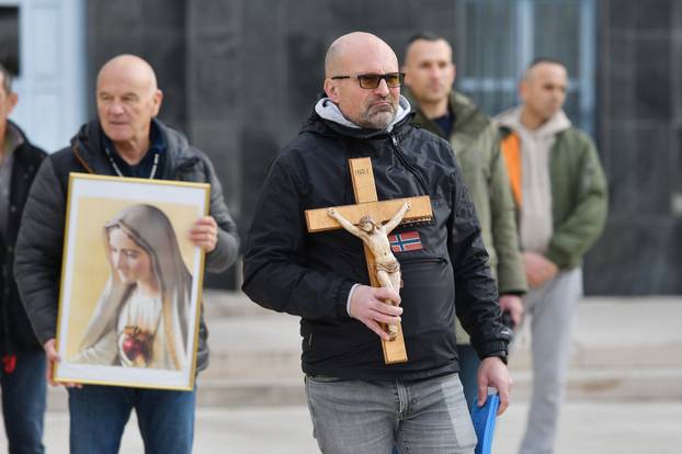 Sibenik: Prve subote u mjesecu moli se muska krunica na trgovima sirom Hrvatske