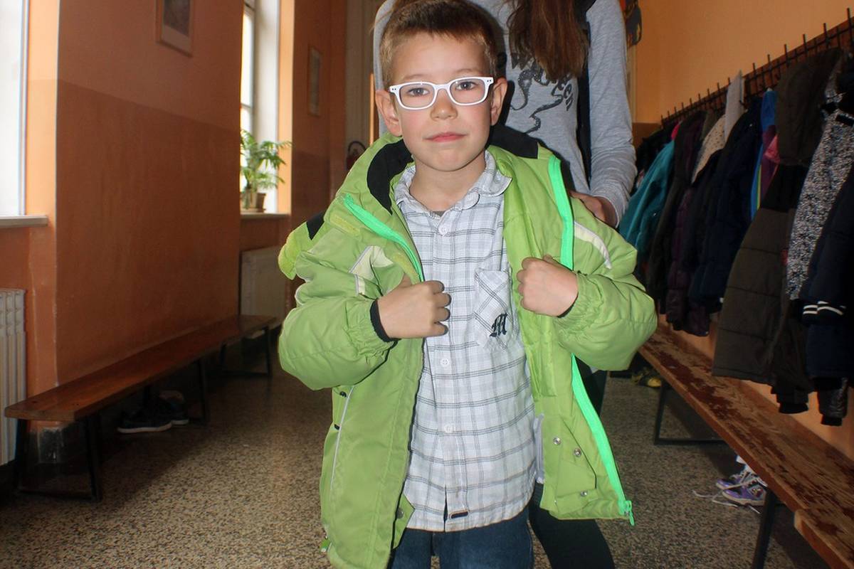 U školi ima sve petice, a doma se brine o bratu i bolesnoj baki