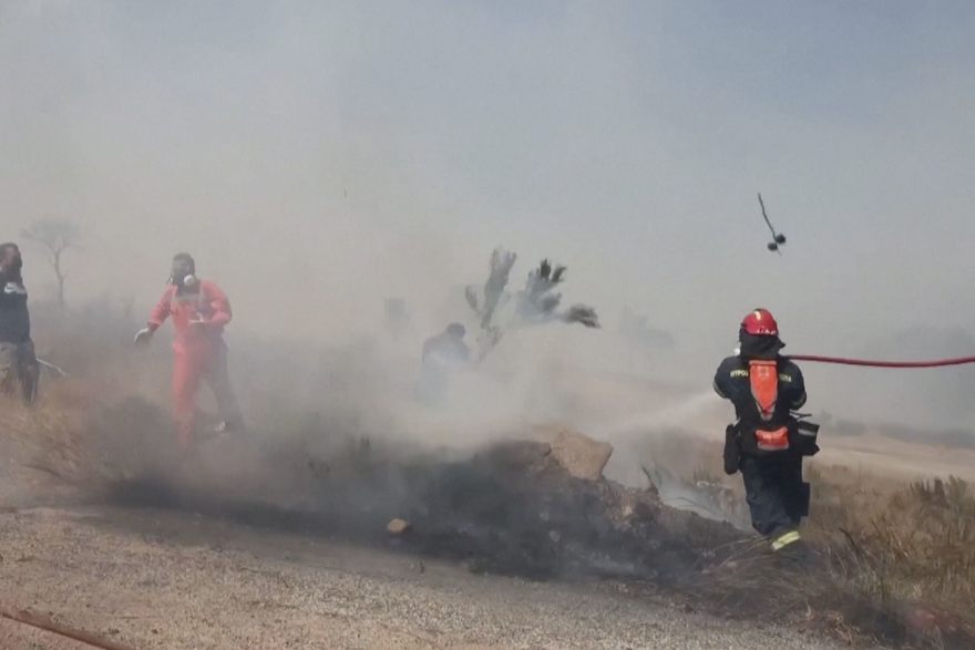 Grčki vatrogasci bore se s požarom na otoku Serifosu