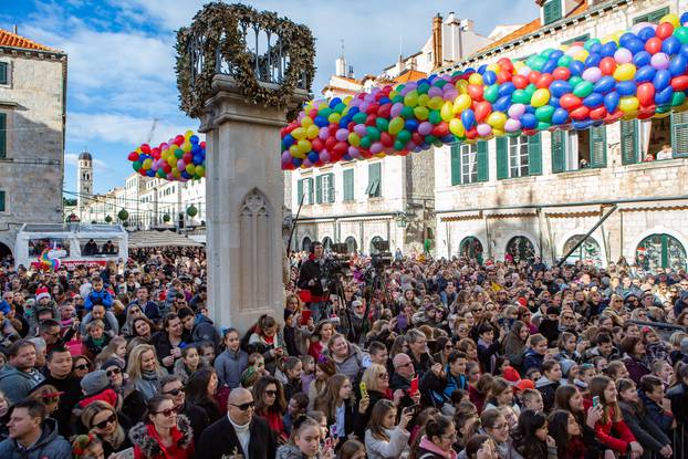 Dubrovnik: Brojni DubrovÄani okupili se na Stradunu na djeÄjem doÄeku Nove godine