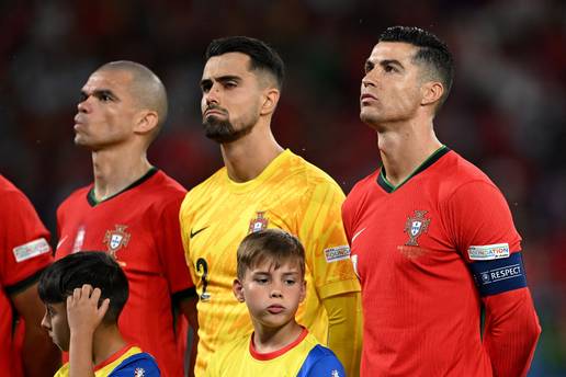 Cristiano je opet posebno voće: Evo zašto stoji drugačije od svih suigrača za vrijeme himne...