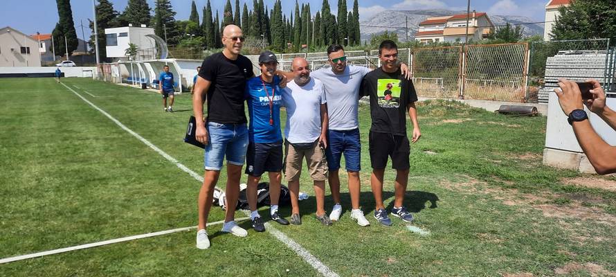 Krasna gesta 'žute podmornice': Trenirali kod Sloge Mravince i djeci darovali dresove i poklone