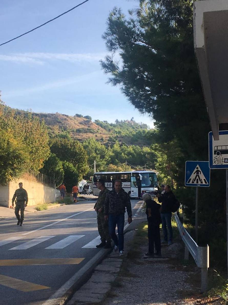 Sudarila se dva busa i auto, 14 ozlijeđenih, žena je preminula...