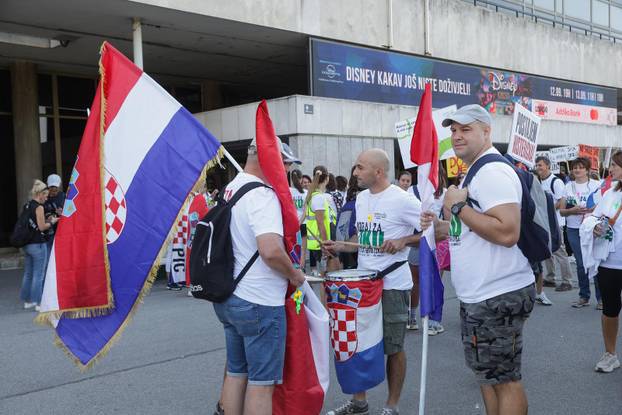 Zagreb: Okupljanje prosvjednika Hodaj za Liku, hodaj za Hrvatsku