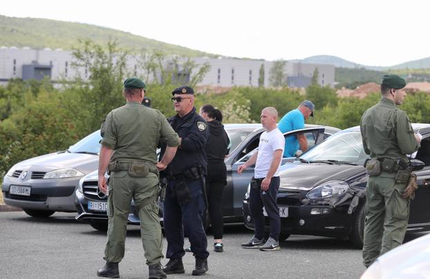 Navijači Rijeke na izlazu Dugopolje uz policijsku pratnju nastavljaju prema Poljudu