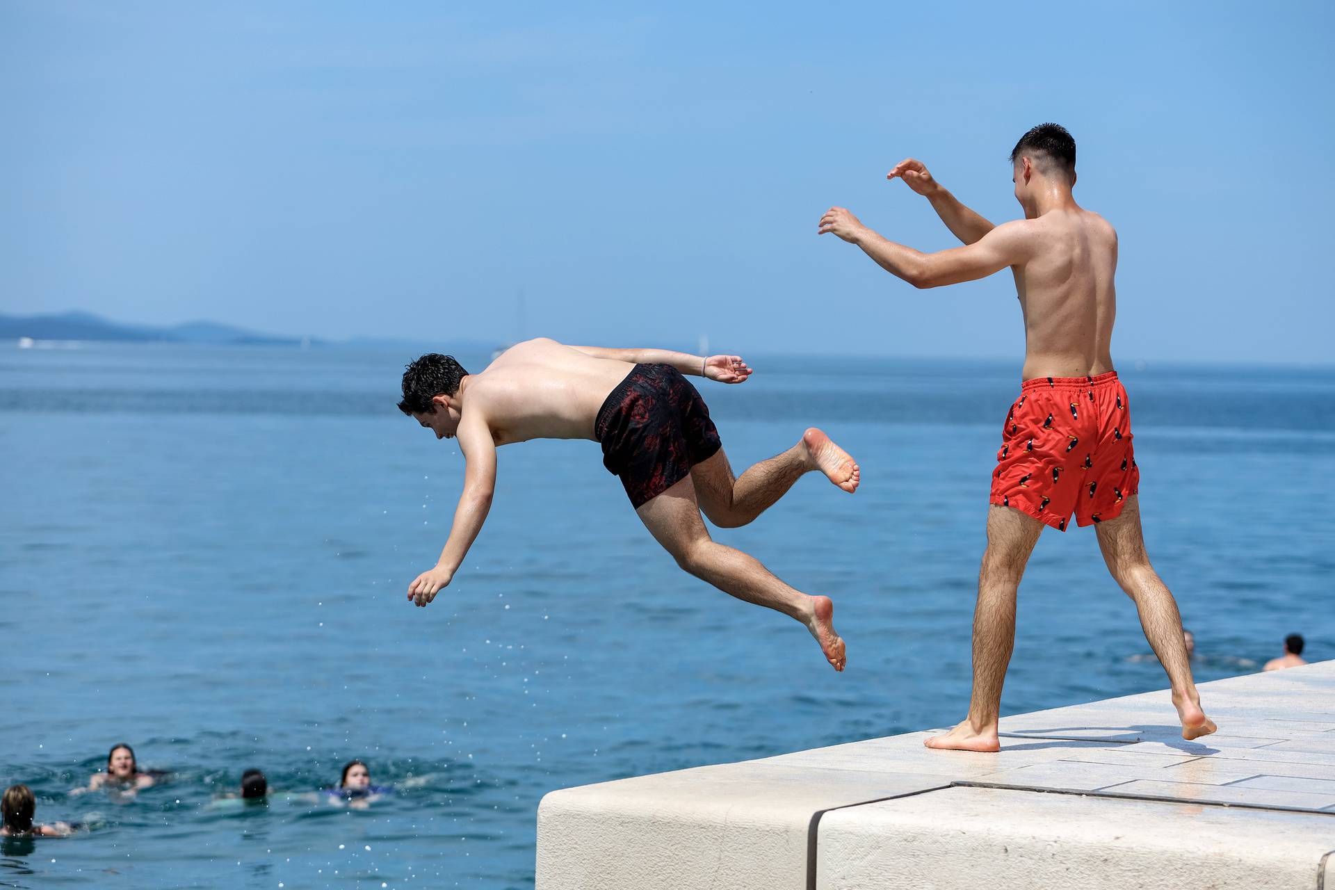 Zadar: Maturanti proslavili kraj školovanja skakanjem u more 