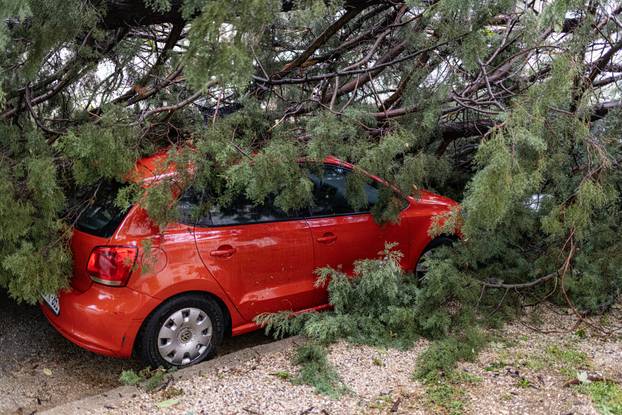 Olujno nevrijeme poharalo Mostar 