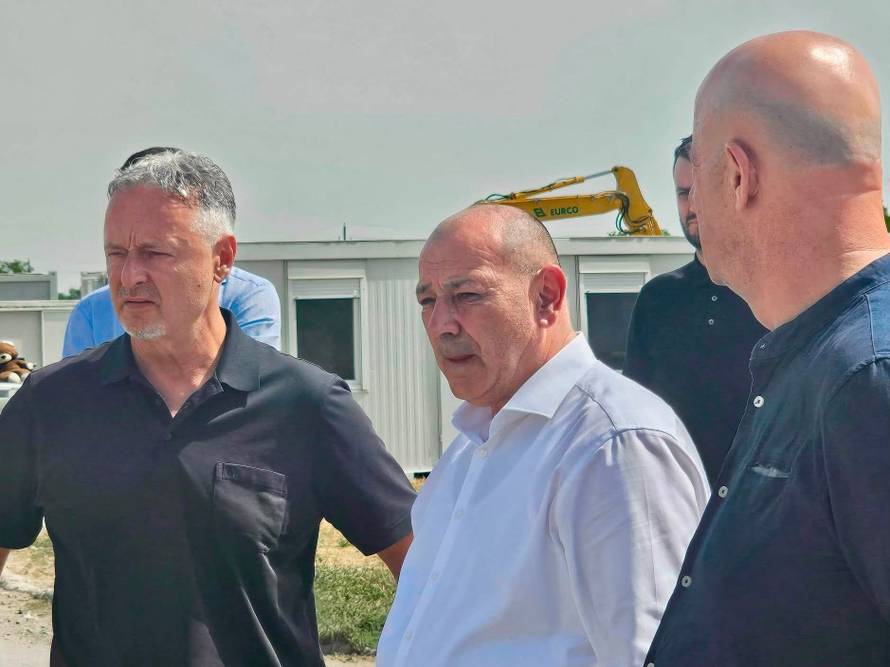 FOTO Thompson s Medvedom prije koncerta obišao masovnu grobnicu iz Domovinskog rata