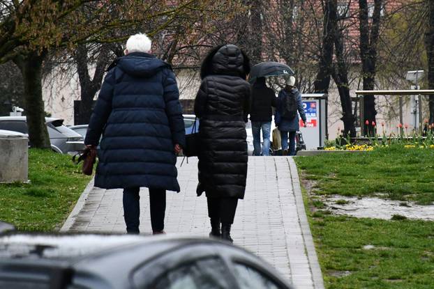 Slavonski Brod:  Kišno i tmurno proljetno poslijepodne na gradskim ulicama