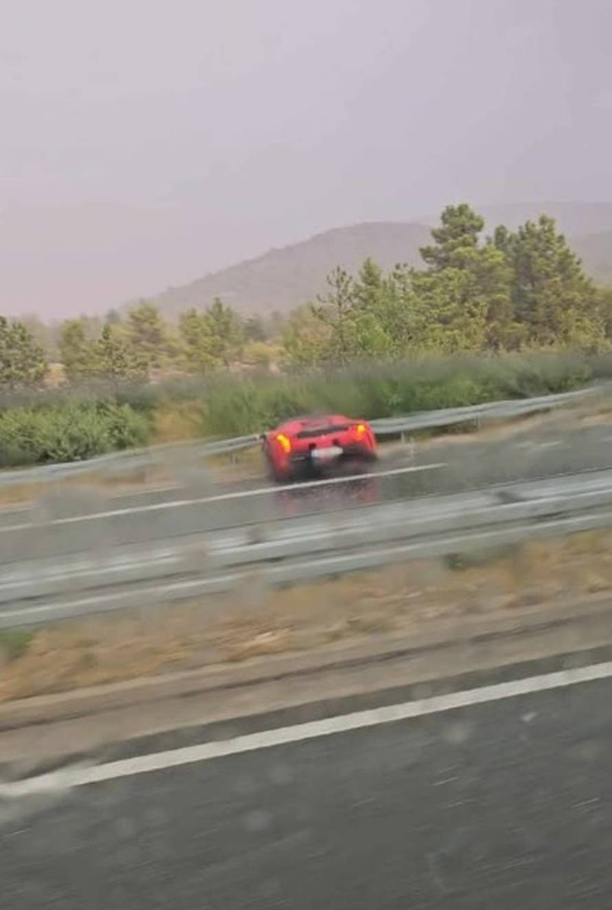 FOTO Skupim Ferrarijem sletio u ogradu na A1 kraj Šibenika