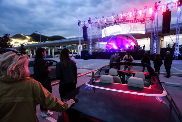 Zagreb: Kawasaki 3P održao drive-in koncert na parkingu aerodroma