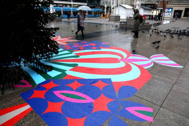 Zagreb: Bor na Trgu dobio ukrase u stilu steet arta