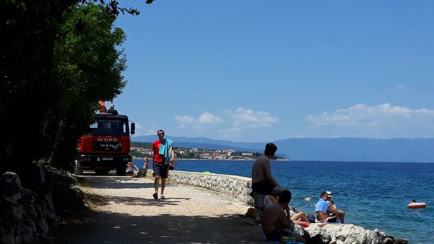 Počela sezona, a oni nasipavaju plažu. I to pred šefom Sabora!