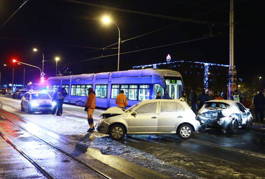 Zagreb: Sudarili se dva tramvaja i dva automobila kod Ravnica