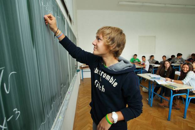 ARHIVA - 2012. Zagreb: Mladi Halilovi? se nakon odli?nog nastupa u derbiju vratio u školske klupe