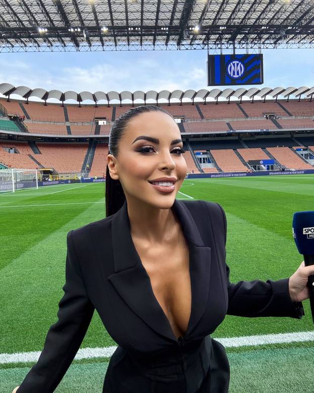 FOTO Tko je bujna TV voditeljica koja se fotkala gola? Šuškalo se da je imala aferu s legendom