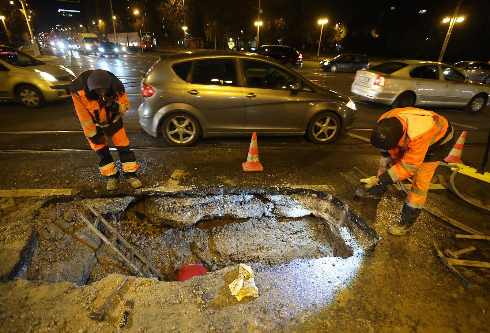 Zagreb: Pukla cijev na križanju Savske i Vukovarske