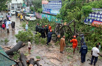 VIDEO Jug Indije zahvatio ciklon Michaung: Potopljena sela, 13 ljudi poginulo, voda nosila aute