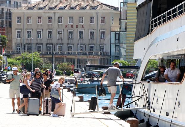 Šibenik: Kruzeri i turisti okupirali šibensku rivu
