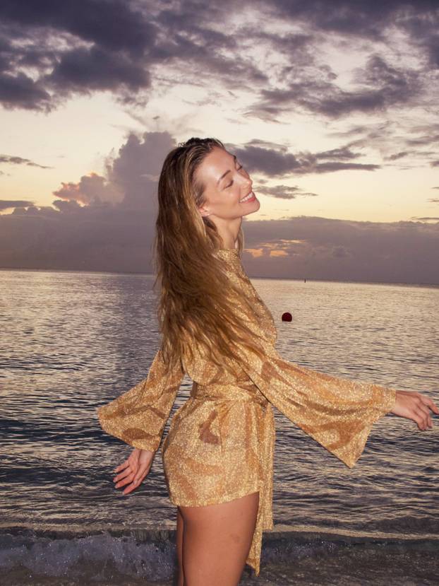 FOTO Britanska 'bomba' uživa na Ibizi: Skinula se u sićušni bikini i raspametila fanove