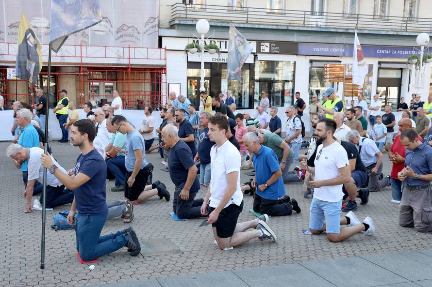 Zagreb: Na Jelacicem trgu molitva krunice za mir u svijetu i domovini te za obracenje i jedinstvo hrvatskog naroda