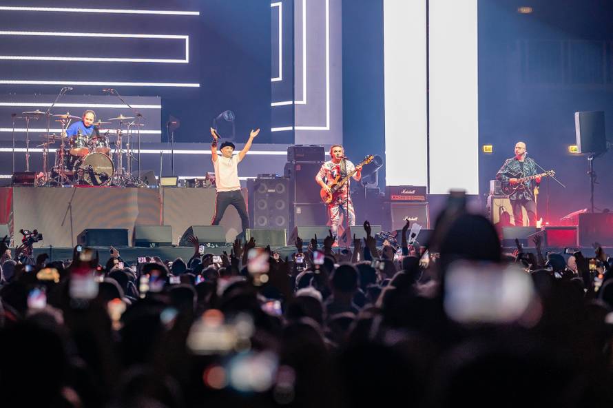 Plavi orkestar u Areni Zagreb je pokazao svu moć glazbe: Mlado i staro pjevalo uglas kao jedno!