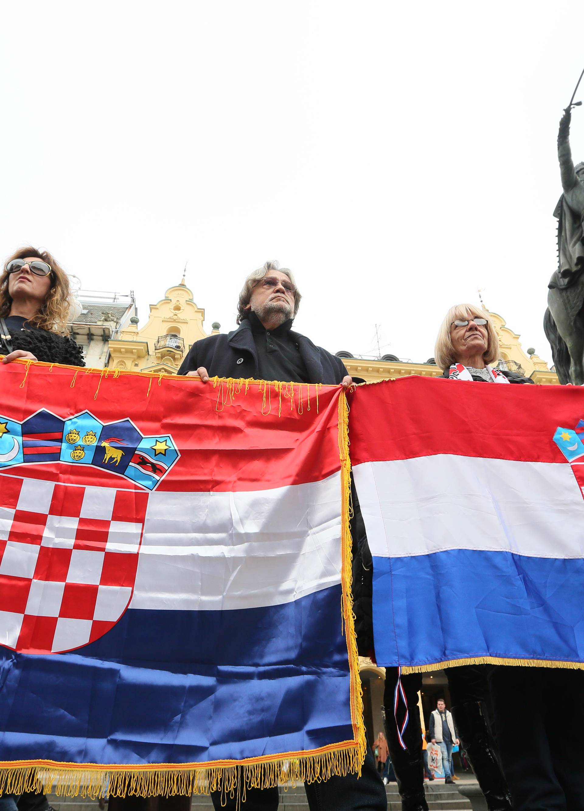 Skup potpore Hasanbegoviću: Na Trgu se okupilo stotinjak ljudi