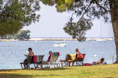 Poreč su već zaokupirali brojni turisti: Uživaju u odmoru i šetnji