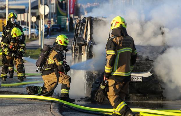 Zagreb: Požar kombi vozila na  Aveniji Većeslava Holjevca