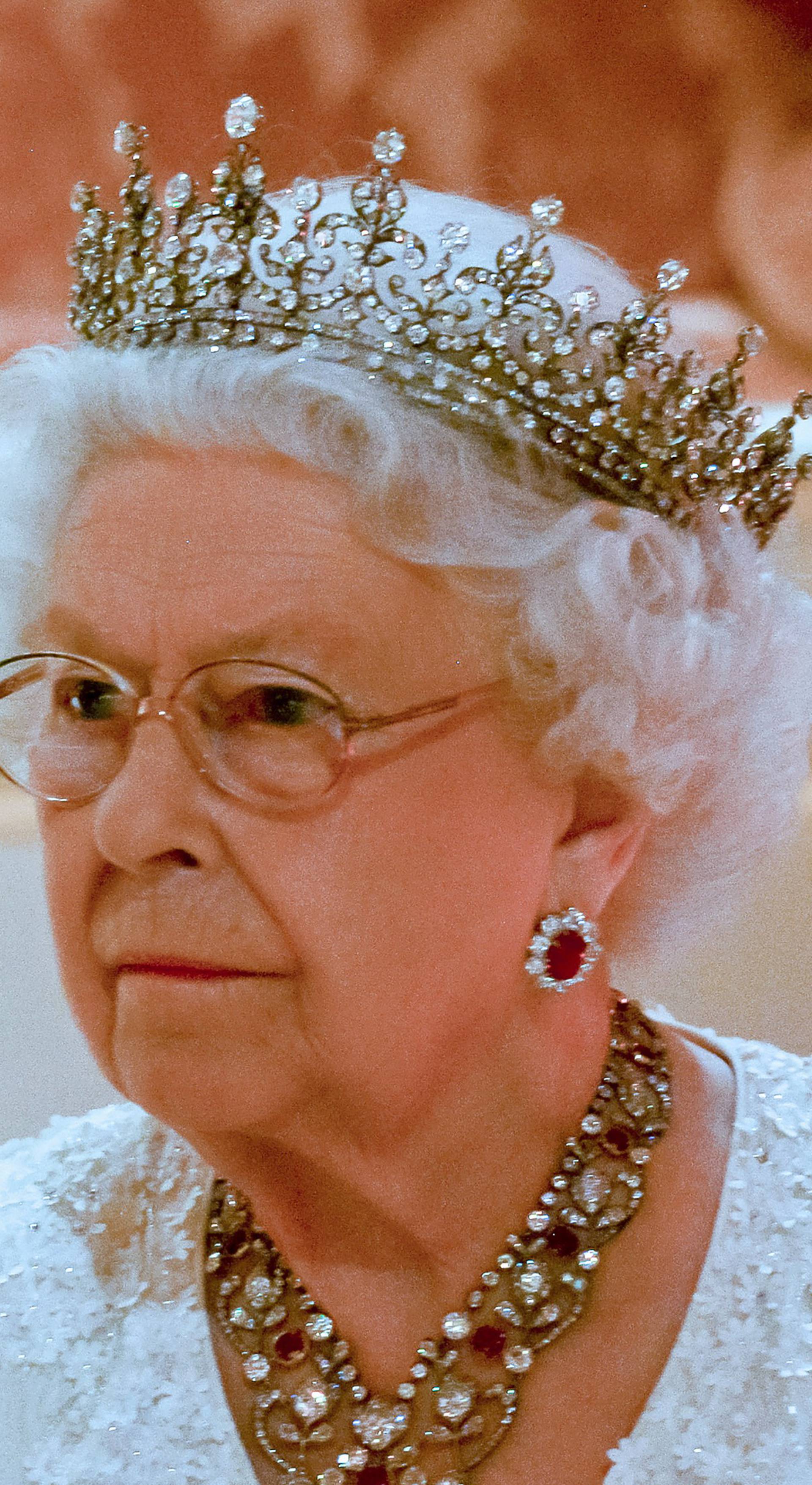 QUEEN ELIZABETH HOSTS DINNER FOR CHOGM LEADERS