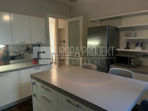 FOTO Zlatna tuš kabina, telefon kraj WC-a! Ovaj stan iznajmljuju na Trgu u Zagrebu. I cijena je hit