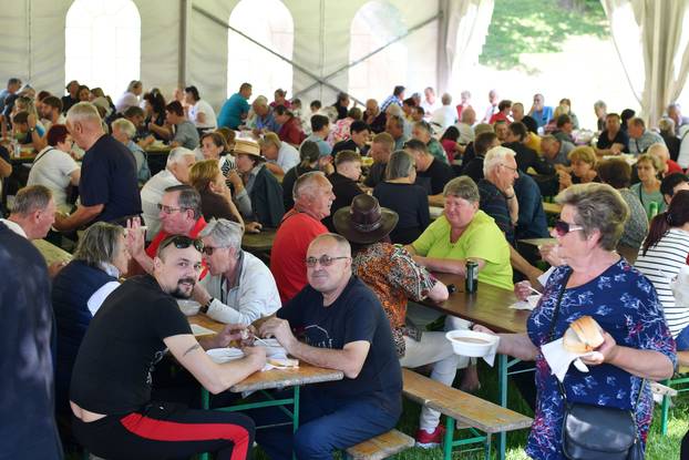 Čakovec: Građani čekali u redu za porciju graha 