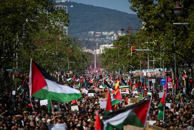 Protest in solidarity with Gaza after Sumud flotilla interception, in Barcelona