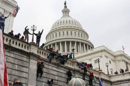 FOTO Ovako izgledaju Trumpovi prosvjednici, ušli su u Kongres