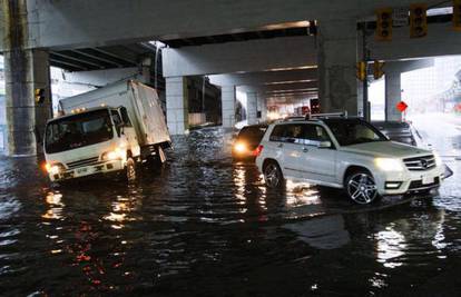 Jaka kiša poplavila Toronto: Auti i vlakovi "plivali" u vodi