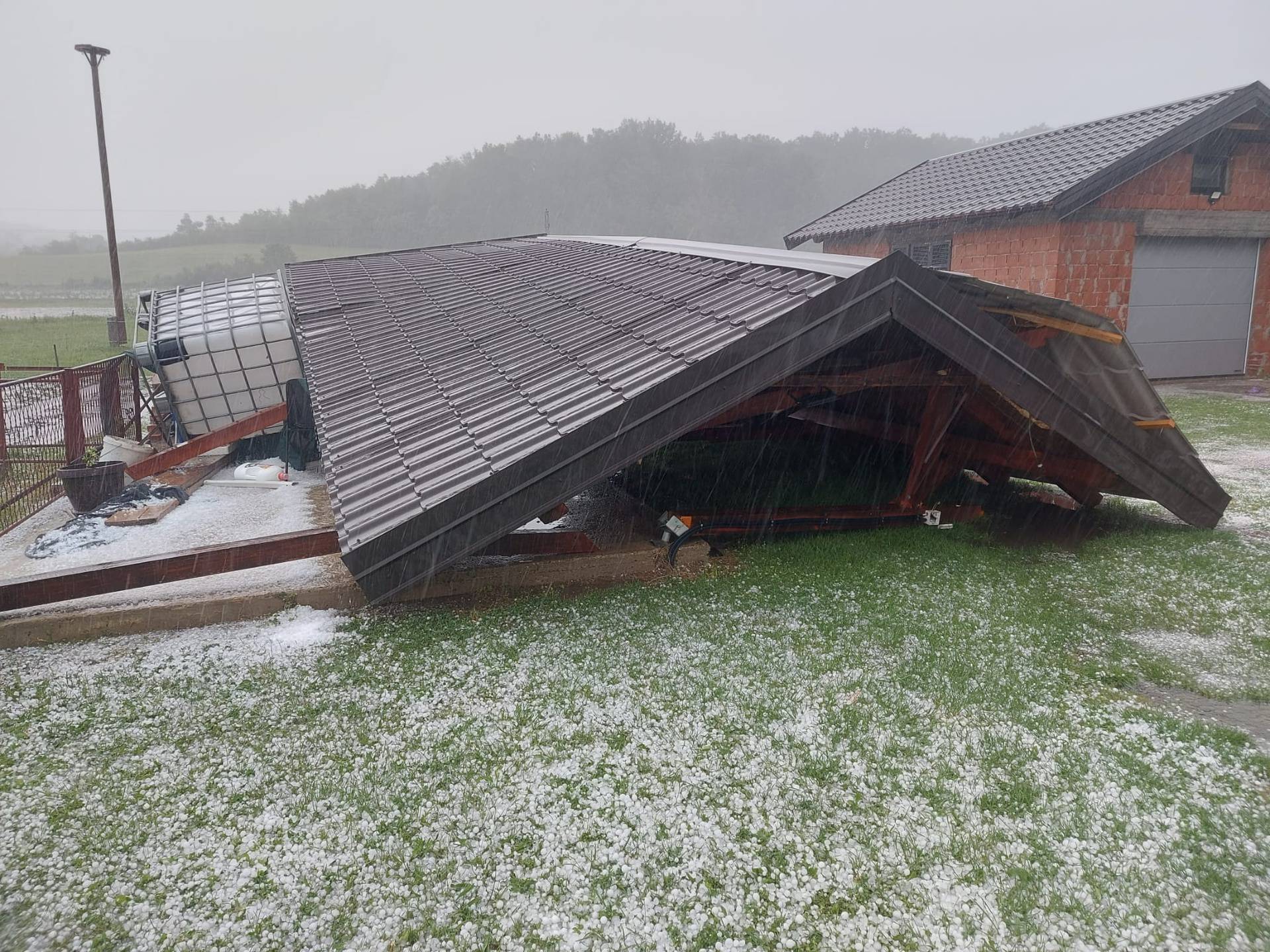 FOTO Dvor pogodilo nevrijeme: 'Led je stukao sve što je stigao, nosilo je i trgalo nam krovove!'