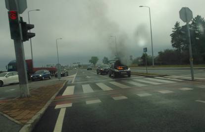 Auto se zapalio na semaforu, vozač na vrijeme izašao van