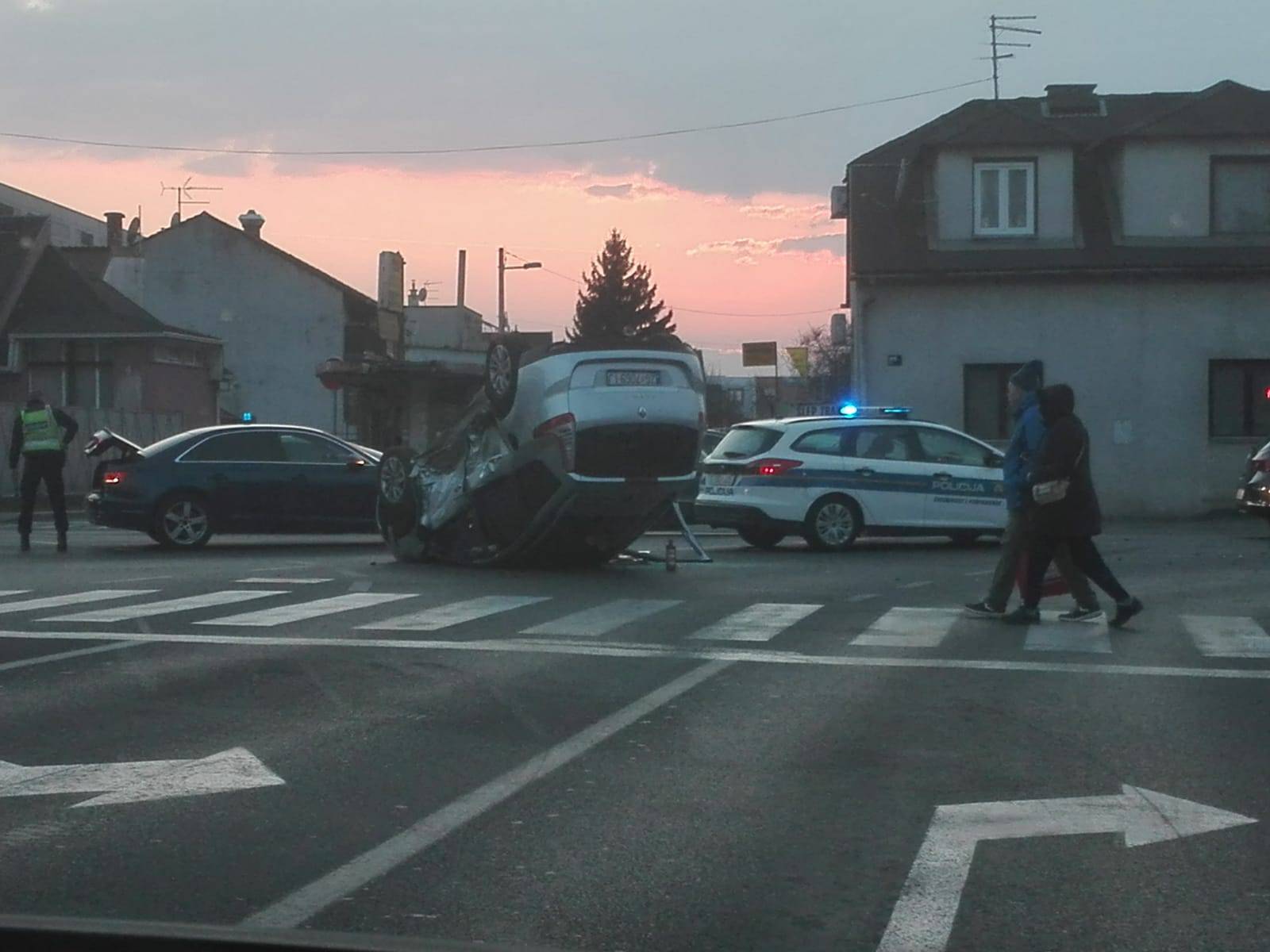 VIDEO Auto se prevrnuo na krov u Zagrebu: 'Stvorila se kolona'