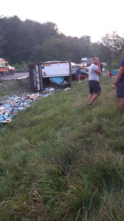 Tegljač pao na auto: Jedan je poginuo, dvoje teško ozlijeđeni