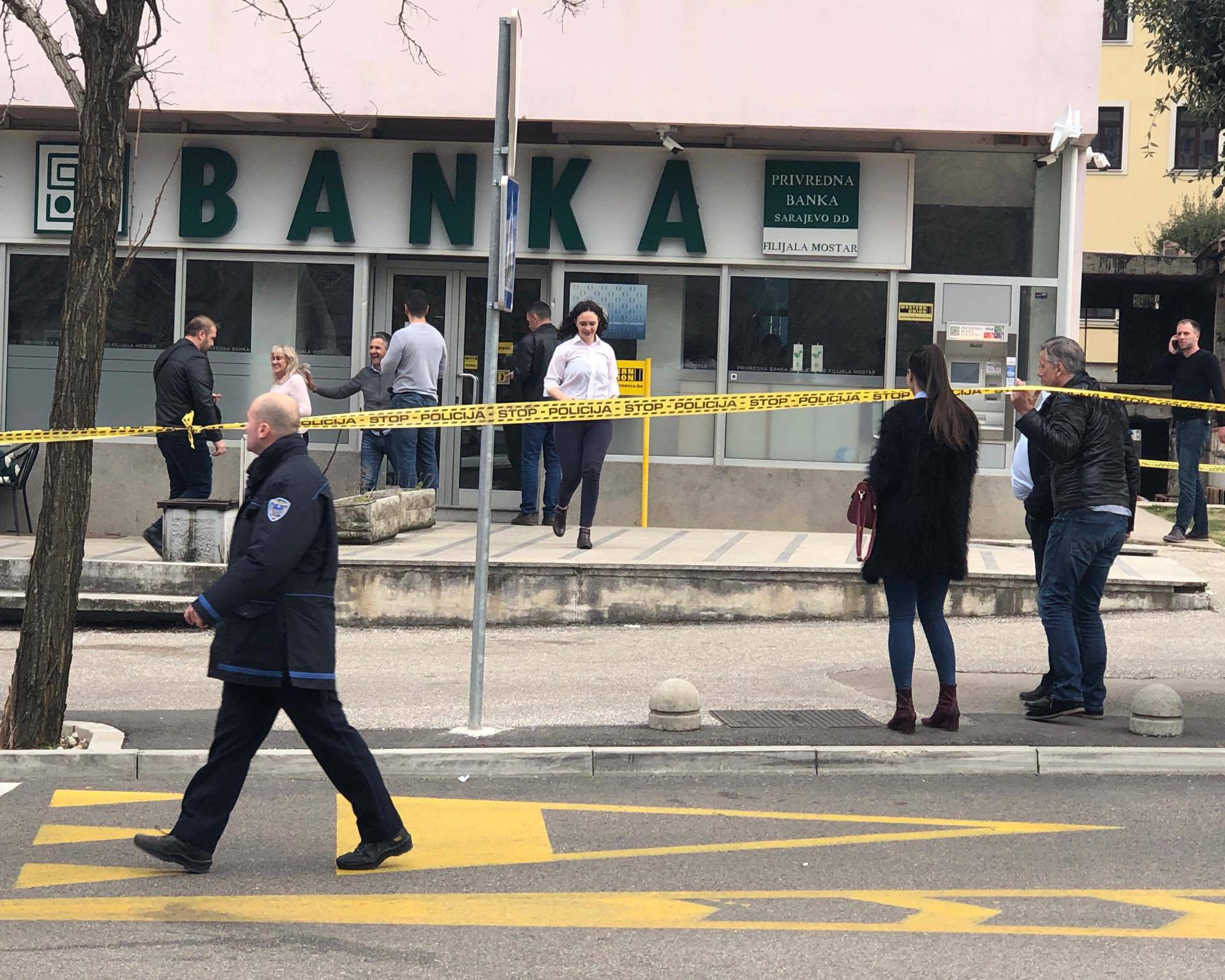 Pljačkaši upali u banku i uzeli taoce: Policija uhitila troje ljudi