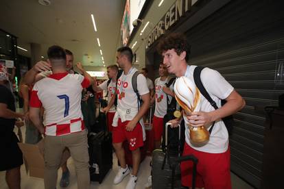 FOTO Veliki doček za prvake u futsalu: Kod studentskog doma bile stotine ljudi, palili baklje