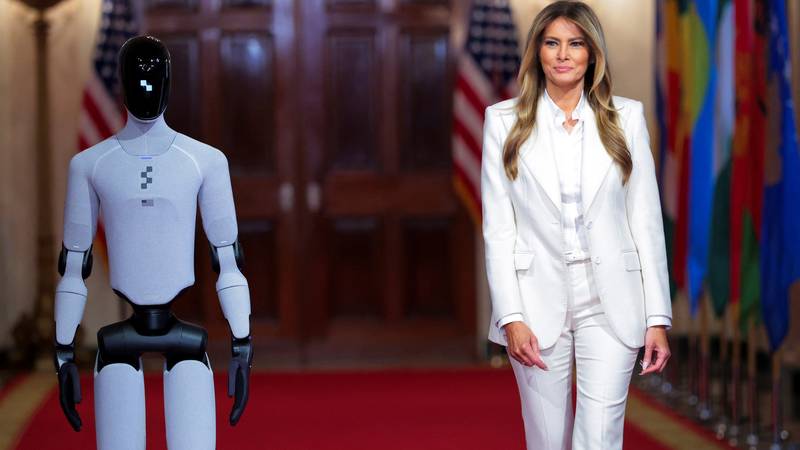 VIDEO Melania stigla na samit s robotom! Gospođa Macron sve je znatiželjno promatrala...