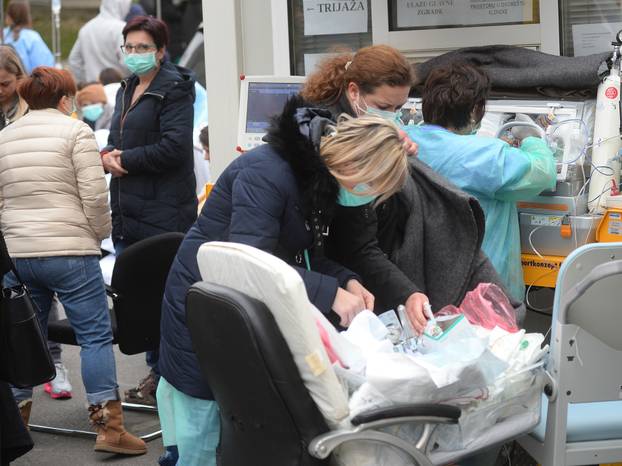Nakon potresa 22. ožujka 2020., medicinsko osoblje je iz bolnice izvuklo majke i bebe