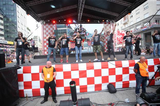 Hrvati su dobili slobodan dan na poslu i 6 sati čekali junake, a Dalić ih spašavao na autobusu