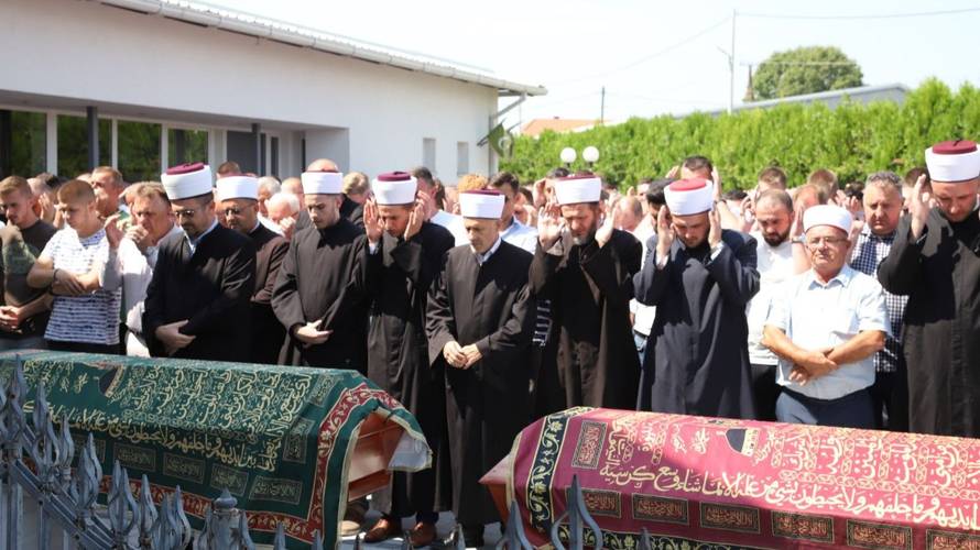 Tuga u Gradačcu! Stotine ljudi na oproštaju od oca i sina koje je ubio Nermin Sulejmanović