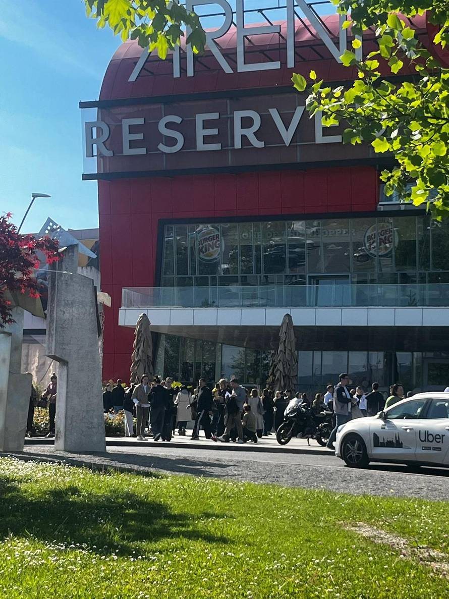 VIDEO Evakuirali Arena centar u Zagrebu zbog dojave o bombi